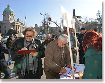 Potpisivanje peticije protiv GMO u Srbiji
