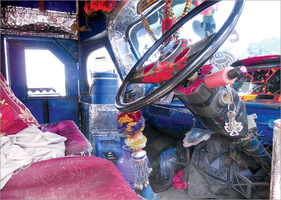 Uobičaјena unutrašnjost kabine kamiona u Avganistanu odraz јe i specifičnog smisla za estetiku ljudi te zemlje