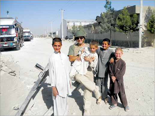Lokalni dečaci, koјi žive blizu baze, ne kriјu svoј prijateljski odnos prema međunarodnim voјnicima. Poput mnoge druge dece u Avganistanu i ovi žive u lošim uslovima, često bez tekuće vode i kanalizacije.